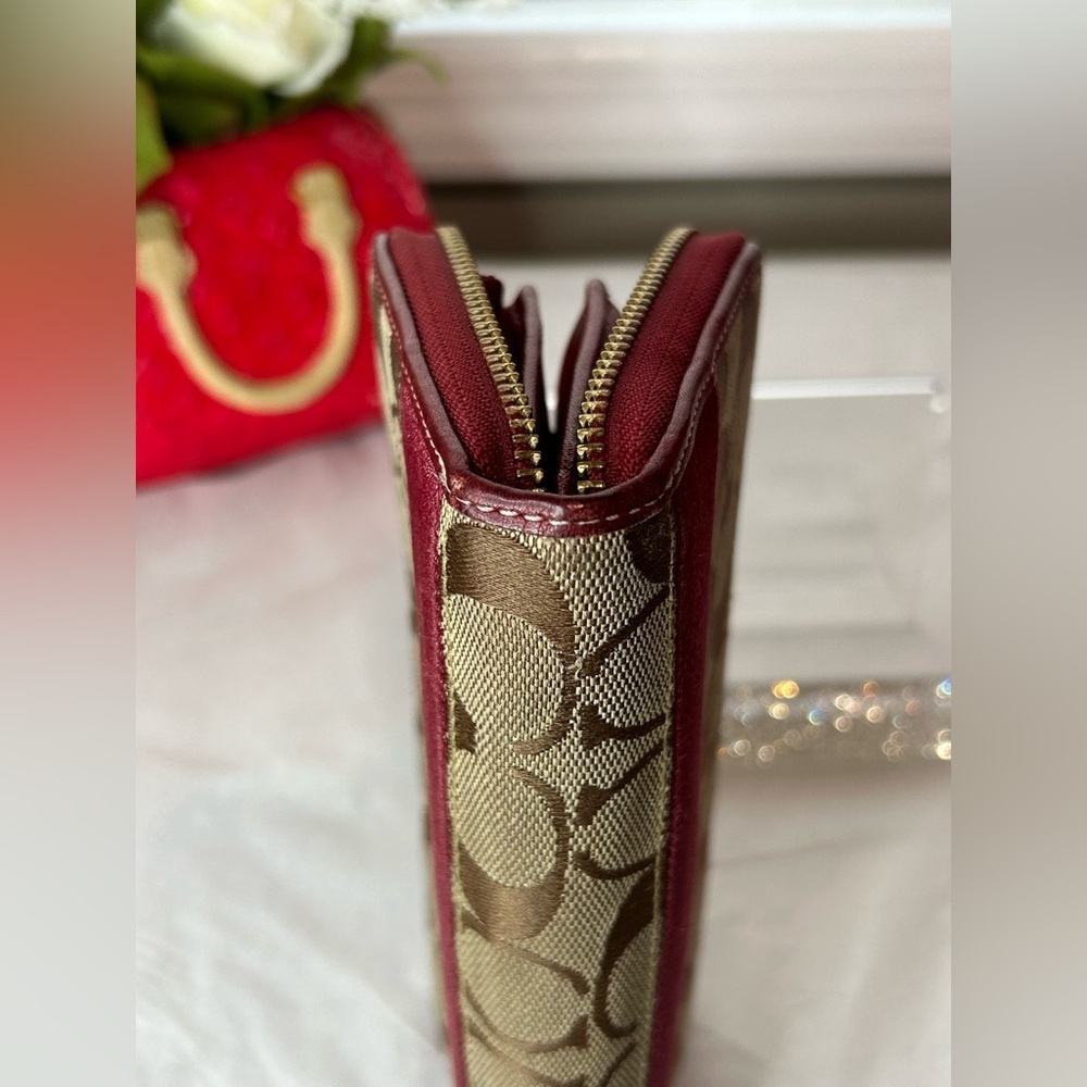 EUC Coach Signatire brown and burgundy wallet - Picture 7 of 7